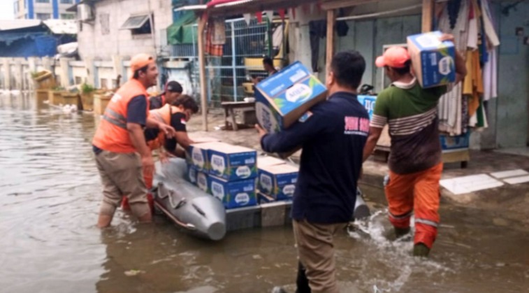 Ilustrasi. Sejumlah petugas PPSU mengirim bantuan logistik ke lokasi banjir di Jakarta. (Dok. X@DinsosDKI1)